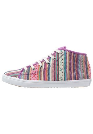 High-top sneaker met witte zool en veters, met veelkleurige verticale strepen en paarse rand.