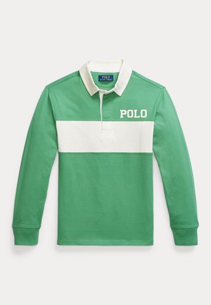 Polo-shirt à manches longues de couleur verte avec une rayure horizontale blanche. Il présente un col blanc et un tissu texturé. Logo "POLO" en blanc sur la poitrine.
