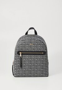 Černý batoh z látky s opakujícím se vzorem bílého loga, jednou přední kapsou na zip a horním madlem. Texturovaný materiál s lesklými akcenty.