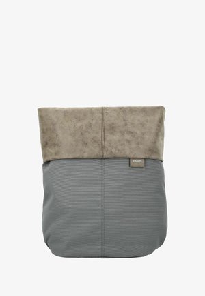 Grijze stoffen tas met een omgevouwen bovenkant in lichtbruin, met een gestructureerd materiaal en een klein merklabel aan de zijkant.