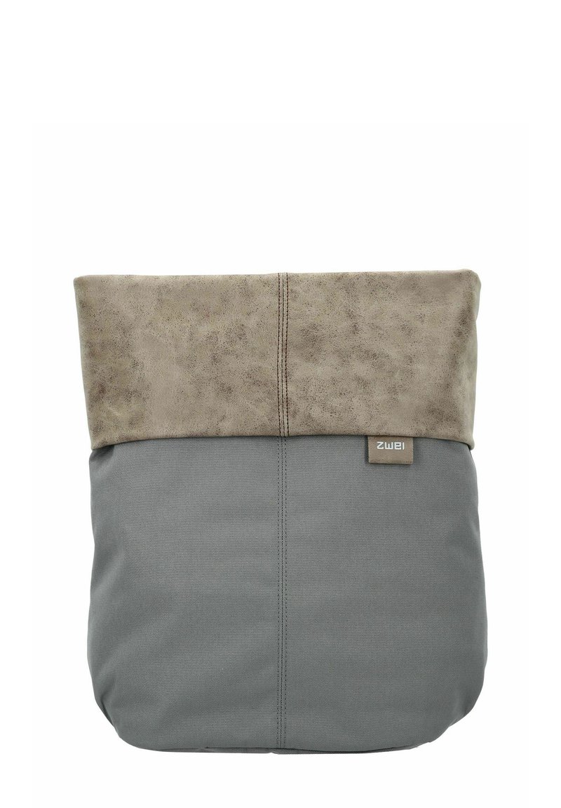 Grijze stoffen tas met een omgevouwen bovenkant in lichtbruin, met een gestructureerd materiaal en een klein merklabel aan de zijkant.