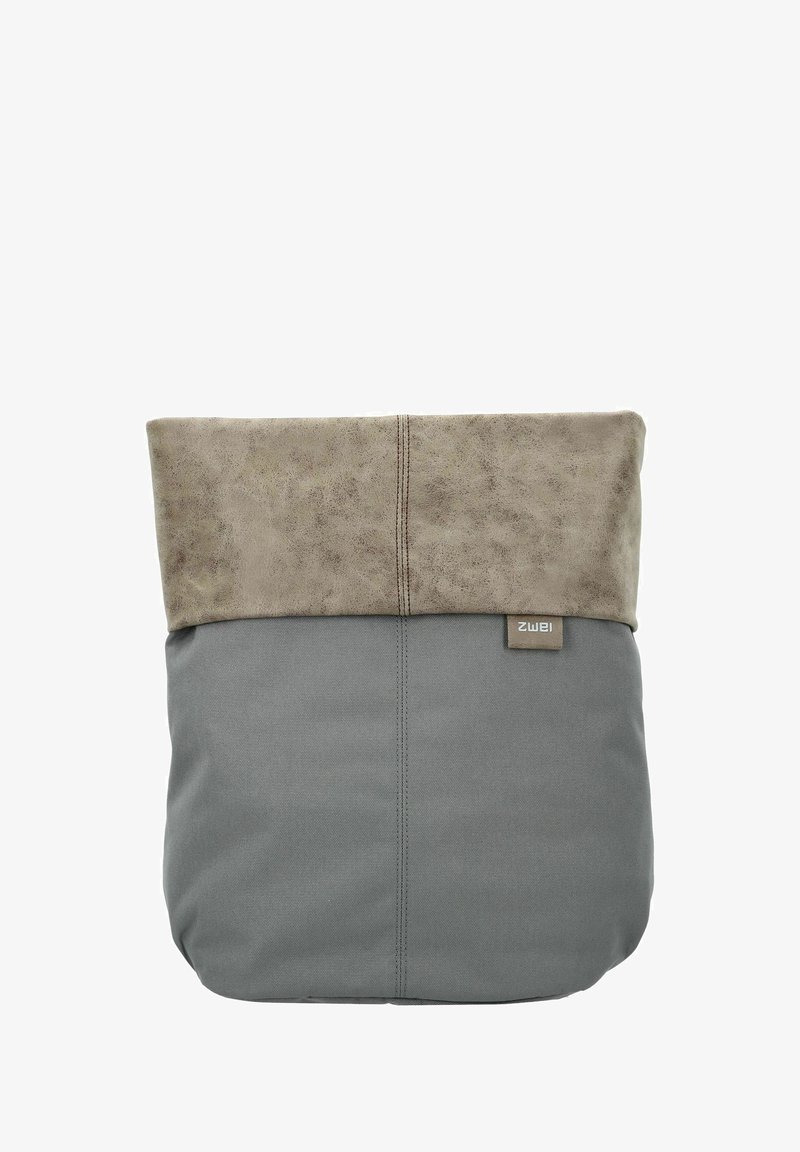 Sac en tissu gris avec un rabat supérieur en brun clair, présentant un matériau texturé et une petite étiquette de marque sur le côté.