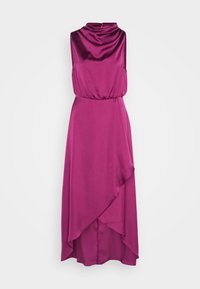 Robe en satin magenta sans manches avec un col montant, une taille cintrée et une jupe asymétrique à volants superposés.