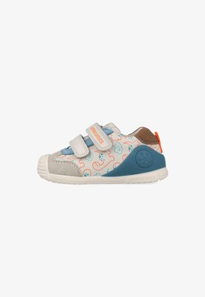 Sneaker per bambino piccolo con colori bianco, blu e grigio, motivi di dinosauri e nuvole, due strappi in Velcro e aree rinforzate su punta e tallone.