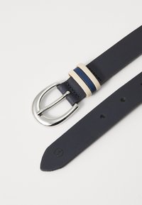 Cintura in pelle blu marina con fibbia in metallo argentato e tre strisce distintive in crema e blu vicino alla fibbia. Texture liscia; design classico.