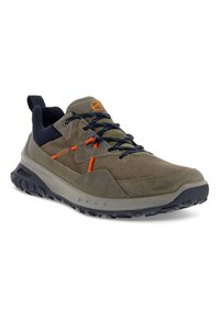 Sneakers Ecco con tomaia in suede verde oliva, dettagli in mesh blu scuro, particolari arancioni e suola in gomma nera con trazione.