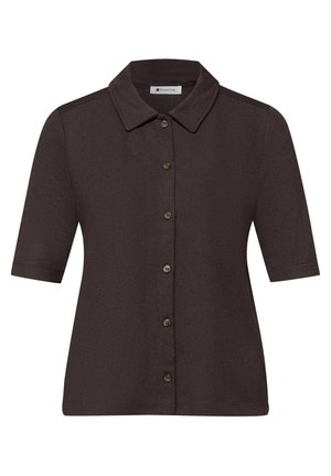 Chemise marron foncé à manches courtes avec col pointu et six boutons sur le devant.