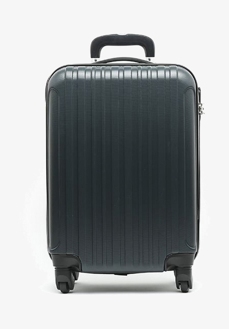 Valigia rigida nera con design a righe verticali, maniglia superiore e quattro ruote per una facile manovrabilità. Presenta una chiusura con cerniera silver.