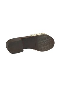 Bruine houten voetbed met een licht gebogen vorm, voorzien van een gladde textuur en gouden studs langs een witte accentband.