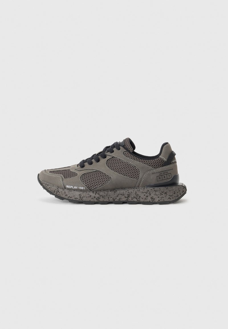 Baskets en mesh gris et noir avec semelle texturée, lacets noirs et texte « REPLAY 1981 » sur le côté, vues de profil.