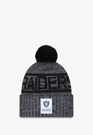 Beanie lavorato a maglia in nero e grigio con un pompon sulla parte superiore, con la scritta "RAIDERS" in evidenza e una patch del logo "Las Vegas Raiders."