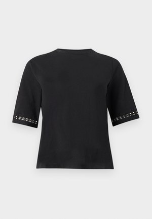 Μαύρο τοπ με κοντά μανίκια και στρογγυλή λαιμόκοψη, με διακοσμητικές λεπτομέρειες κοψίματος κοντά στα τελειώματα των μανικιών, παρουσιάζεται σε απλό φόντο.