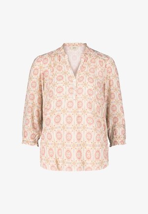 Lekka, wzorzysta bluzka z trzema ćwierć rękawami, z kwiatowym wzorem w odcieniach różu i żółci oraz zapięciem na guziki.