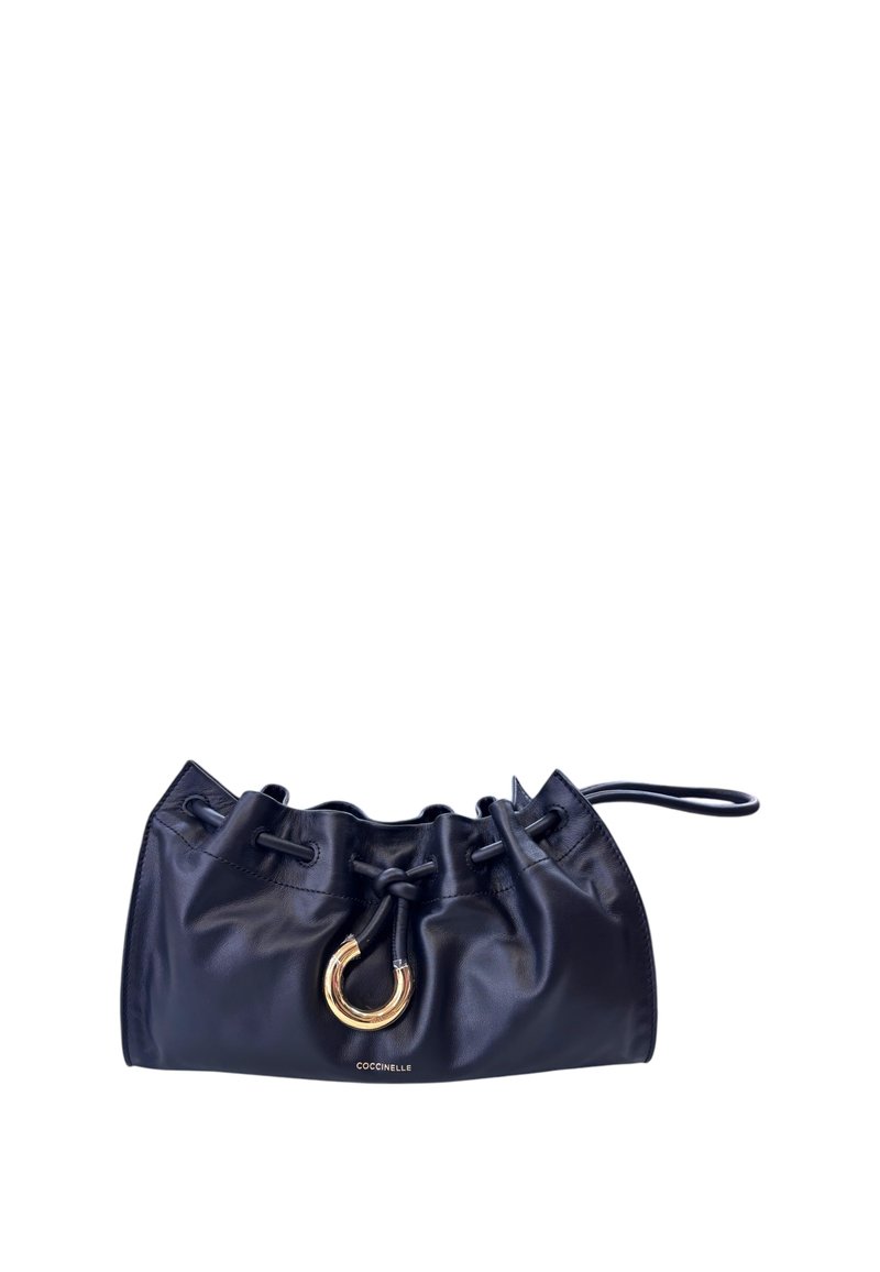 Borsa a mano in pelle nera con parte superiore arricciata, dettaglio ad anello dorato, chiusura con laccio e logo nella parte inferiore. Texture liscia e forma compatta.