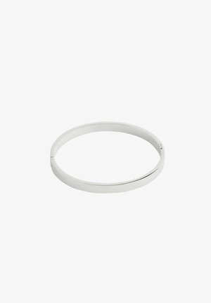 Srebrna kovinska zapestnica z gladkim, zaobljenim dizajnom in ravno površino. Konec zapestnice ima subtilen mehanizem za zapiranje.