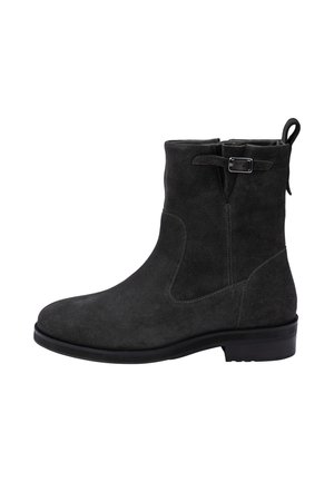 Schwarzer Wildleder-Stiefelette mit niedrigem Absatz, seitlichem Schnallenriemen und Zuglasche hinten, von der Außenseite betrachtet.
