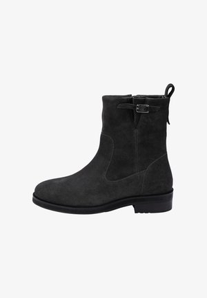 Schwarzer Wildleder-Stiefelette mit niedrigem Absatz, seitlichem Schnallenriemen und Zuglasche hinten, von der Außenseite betrachtet.