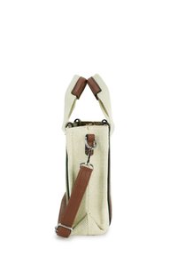 Beige Stofftasche mit braunem Lederumhang und Griffen, mit Metallverschlüssen, seitlich auf einem weißen Hintergrund dargestellt.