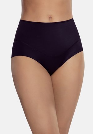 Czarne majtki z wysokim stanem prezentowane na modelce, z naciskiem na nowoczesny design i dopasowanie, na jednolitym białym tle.