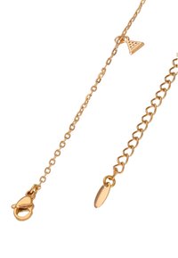 Gouden ketting met een driehoekige hanger, voorzien van een kreeftsluiting en gladde, onderling verbonden schakels. Eenvoudig ontwerp en glanzende afwerking.