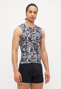 Ärmelloses black-and-white Tanktop mit geometrischen Mustern, rundem Halsausschnitt und einem roten Logo auf der Brust. Weicher, dehnbarer Stoff.