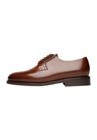 Braune Lederschuhe mit glatter Oberfläche, runder Zehenpartie und fünf Ösen. Sie verfügen über einen flachen Absatz und ein schlankes, minimalistisches Design.