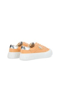 Sneakers in tela arancione con dettagli argento, dotati di una spessa suola bianca e una finitura testurizzata. "NO NAME 1991" embossato sul tallone.