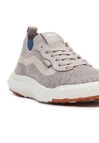 Világosszürke sneaker, texturált kötött felsőrésszel, fehér középtalppal és gumitalppal. Kontrasztos krém színű oldalcsíkokkal és logóval rendelkezik.