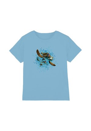 Hellblaues T-Shirt mit Grafik einer großen Meeresschildkröte, die mit vier kleineren Schildkröten in einem Strudel aus blauen Punkten und Linien schwimmt.