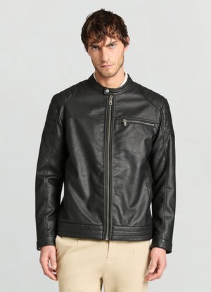 Schwarze Lederjacke mit Stehkragen, Reißverschluss vorne, strukturierten Schultern und Seitentaschen. Verfügt über gerippte Akzente an den Ärmeln.