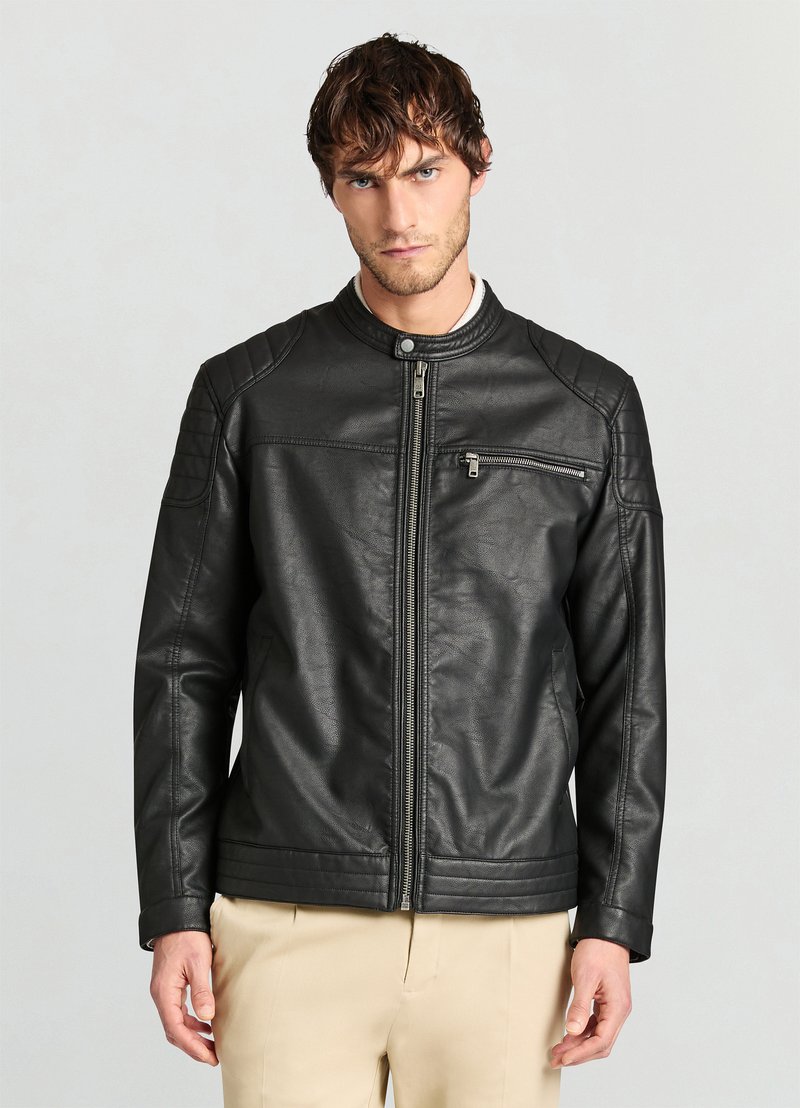 Schwarze Lederjacke mit Stehkragen, Reißverschluss vorne, strukturierten Schultern und Seitentaschen. Verfügt über gerippte Akzente an den Ärmeln.