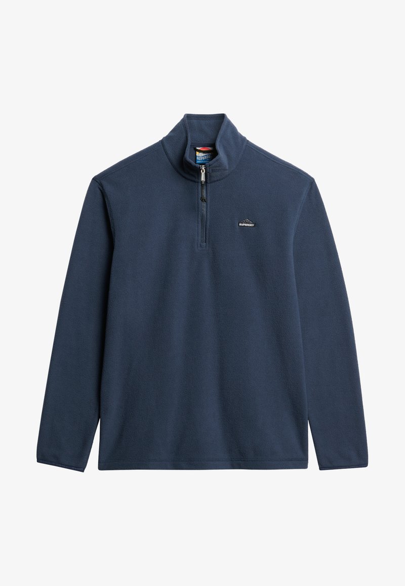 Marineblauwe fleece pullover met hoge kraag en kwart-ritssluiting. Bevat een klein logo op de borst en lange mouwen. Zachte textuur.