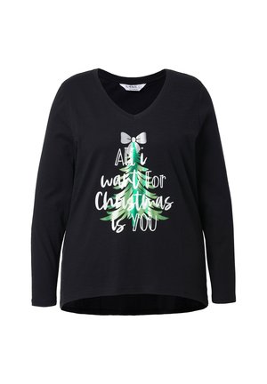 Zwart T-shirt met lange mouwen en V-hals, voorzien van een bedrukt kerstboomontwerp in groen en witte tekst met de tekst "All I want for Christmas is you."