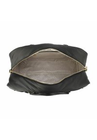 Borsa in nylon nero con zipper dorato. Vista aperta che rivela un interno chiaro con un motivo a logo ripetuto. Design morbido e strutturato.