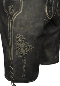 Svarta lädershorts med intrikata broderade mönster i guldtonad tråd. Inkluderar snörning och en texturerad finish.
