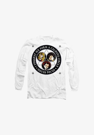 Langärmliges weißes T-Shirt mit einem kreisförmigen Grafikdesign, das drei Figurenillustrationen und den Text enthält: "Ich schlage vor, wir bilden einen beruhigenden Kreis. Hocus Pocus."