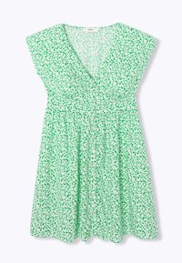 Robe fleurie verte avec des manches courtes à volants, décolleté en V, taille froncée et détail bouton. Le tissu présente un motif abstrait de feuilles blanches.