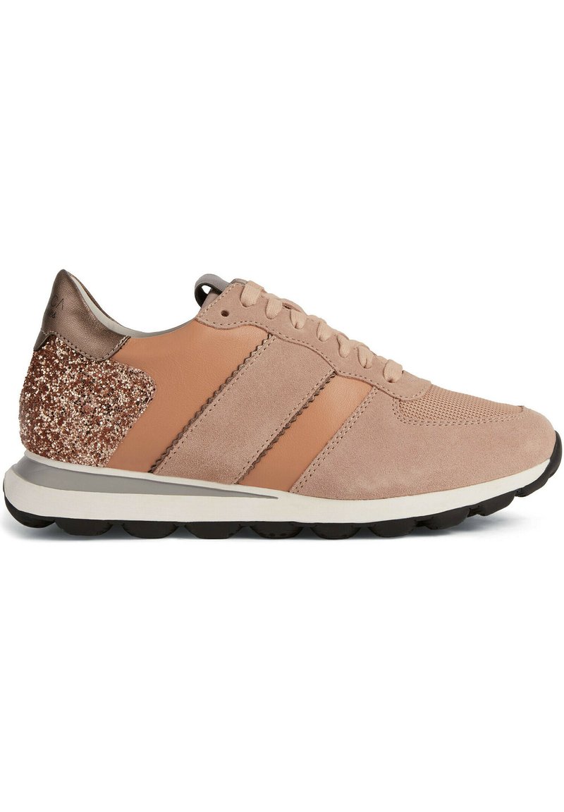 Sportlich gestalteter Schuh aus einer Kombination von beigem Wildleder und Leder, mit einem funkelnden braunen Akzent an der Ferse und einem strukturierten Oberdesign.