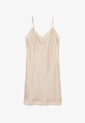 Jedwabna koszulka w odcieniu jasnoróżowym z regulowanymi ramiączkami oraz falbaniastym wykończeniem z koronką wzdłuż dekoltu i dołu, co dodaje tekstury i detali.