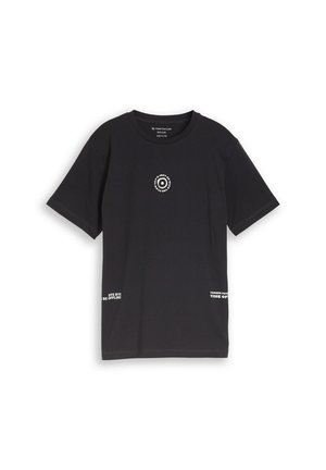 Tricou negru cu mâneci scurte și guler rotund, cu un text circular alb mic pe piept și text alb lângă tivul de jos pe ambele părți.