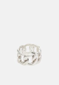 Anel de metal prata com um design de corrente, apresentando espaços abertos. Textura suave com um acabamento polido, exibindo um padrão interconectado.