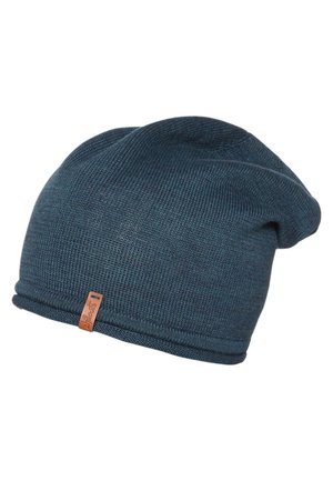 Bonnet tricoté bleu foncé avec une petite étiquette marron cousue près du bord replié.