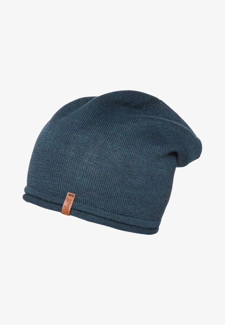 Bonnet tricoté bleu foncé avec une petite étiquette marron cousue près du bord replié.