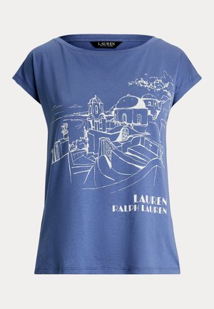 T-shirt en coton bleu à coupe décontractée, arborant une illustration graphique blanche d'un village côtier et le logo de la marque dans une police moderne.