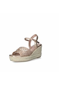 Sandalias cuña en metalizado color oro rosa, con parte superior trenzada y patrones recortados, correa en el tobillo y suela envuelta en yute natural.