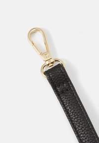 Schwarzes Lederband mit strukturierter Oberfläche, ausgestattet mit einem goldenen Metallclip und einem Ring zur Befestigung.