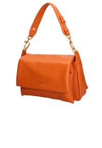Sac à main en cuir orange avec un rabat pliable et une bandoulière ajustable. Présente du matériel doré et une forme structurée.