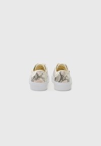 Sneakers bianchi con una stampa a serpente in tonalità di grigio e beige, caratterizzati da una parte superiore testurizzata e una suola in gomma bianca. Accenti in metallo dorato.
