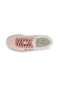 Zapatillas de ante rosa claro con cordones brillantes rosa, interior blanco y suela beige. Presenta un logo en la lengüeta y en el costado.