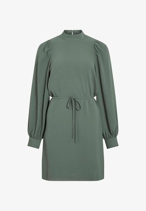 Roheline kleit pika puffvarrukaga, kõrge kaelusega, nööriga vöökoht ja sile tekstuur. Lihtne, sirge lõikega disain, põlvini ulatuv.